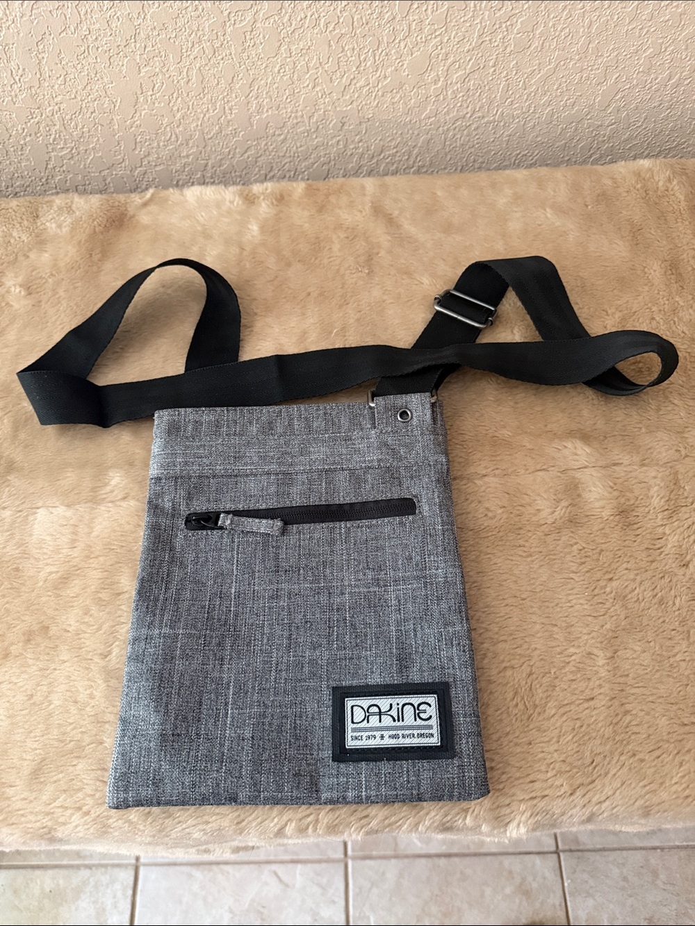 Dakine crossbody travel bag 3701